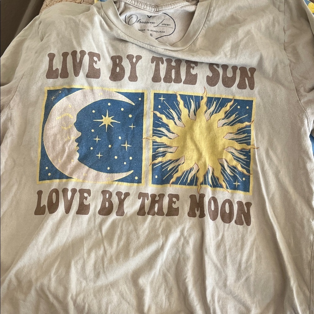 Live by the Sun Love by the Moon Graphic Tee Cropped Size S